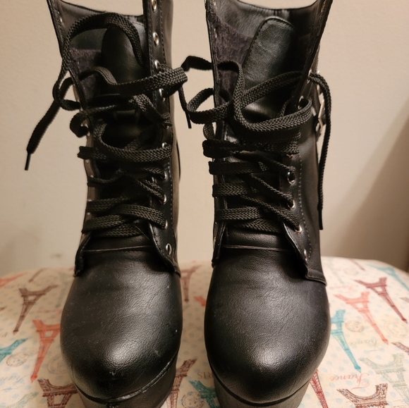 Tall ankle boots (black, and cream) - Picture 10 of 16